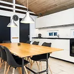12 Person In Fano-by Traum